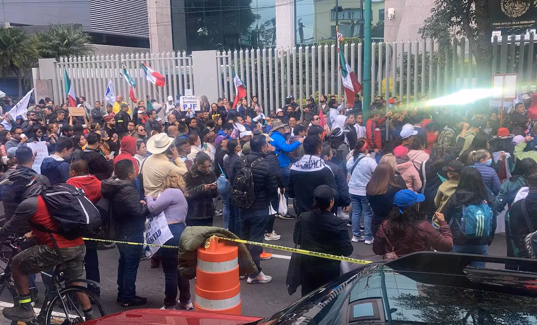 Trabajadores del Poder Judicial se manifiestan contra reforma en el CJF. / EL UNIVERSAL